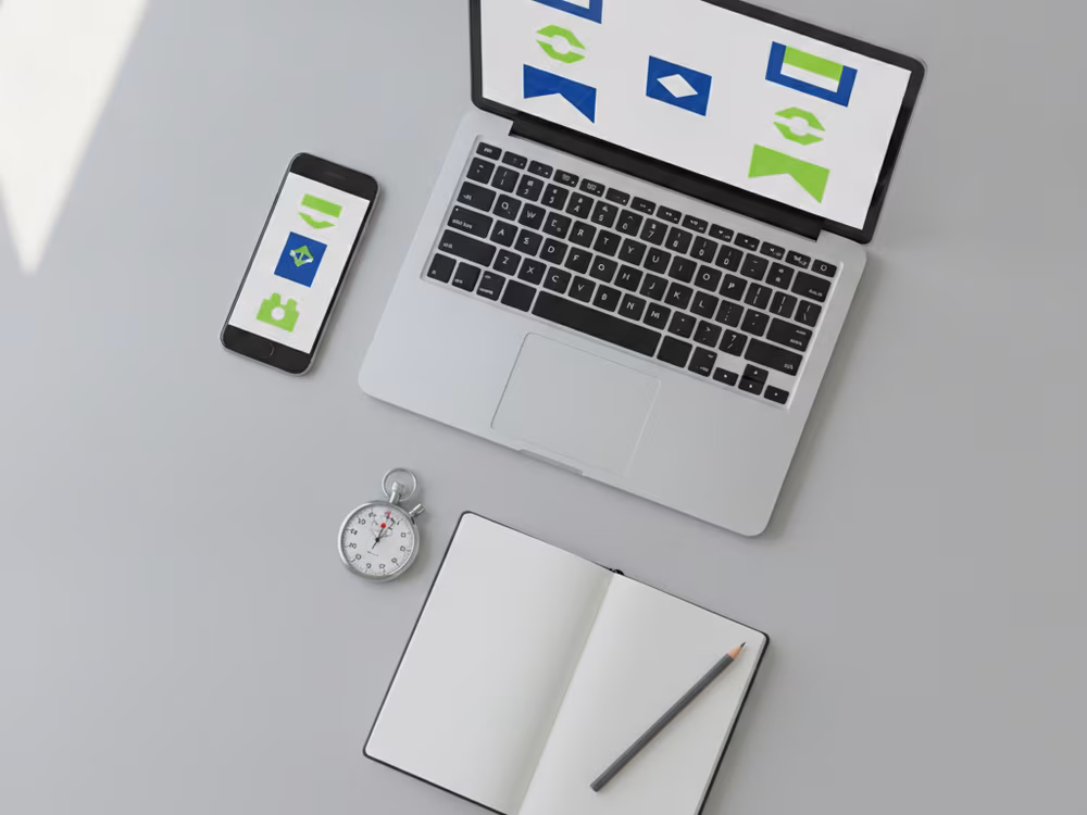 Test bench with a phone, a laptop and a stopwatch used to score browser games